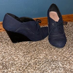 Size 8 blue wedge dress shoes.
